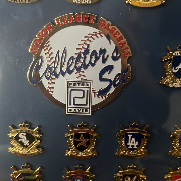 MLB COOPERSTOWN COLLECTION PINS IN CASE! Has all the old insignias! - Picture 3 of 4